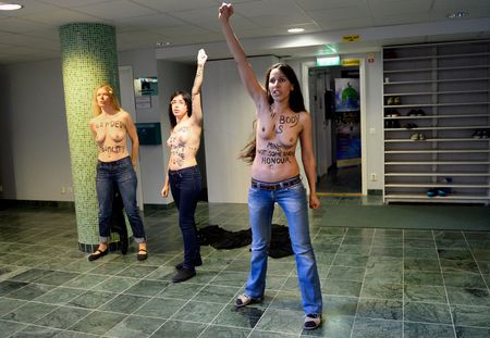 Suède : Trois Femen seins nus dans une mosquée
