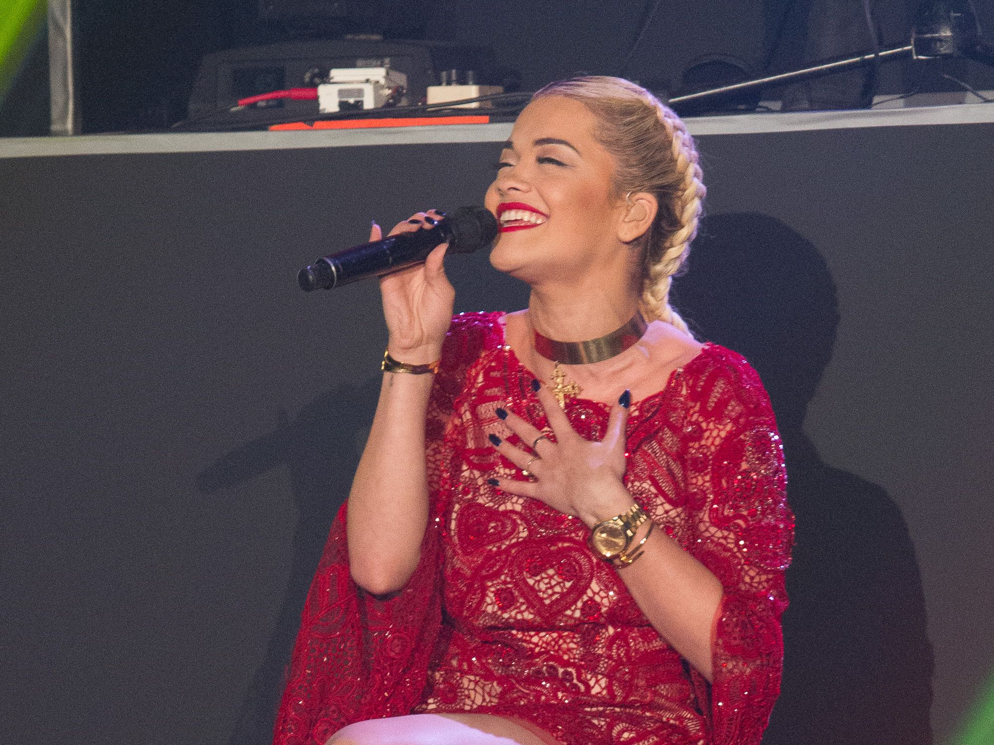 Rita Ora montre ses fesses en plein concert