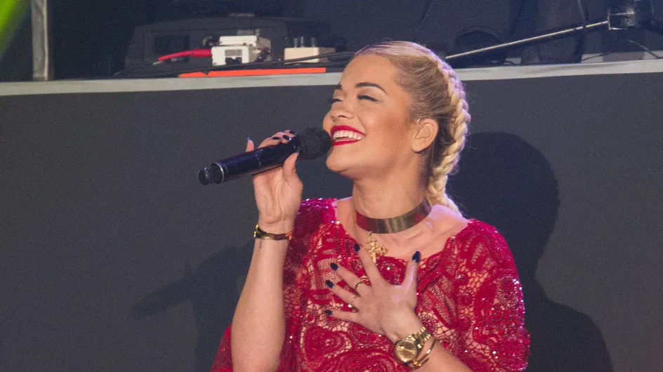 Rita Ora : Elle montre ses fesses en plein concert (Photos)