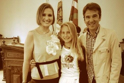 Ainhoa Arteta junto a su marido y sus hijos en el juzgado después de casarse