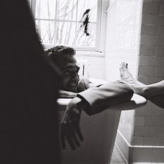 Robert Pattinson : Tout sourire dans une baignoire (photo)
