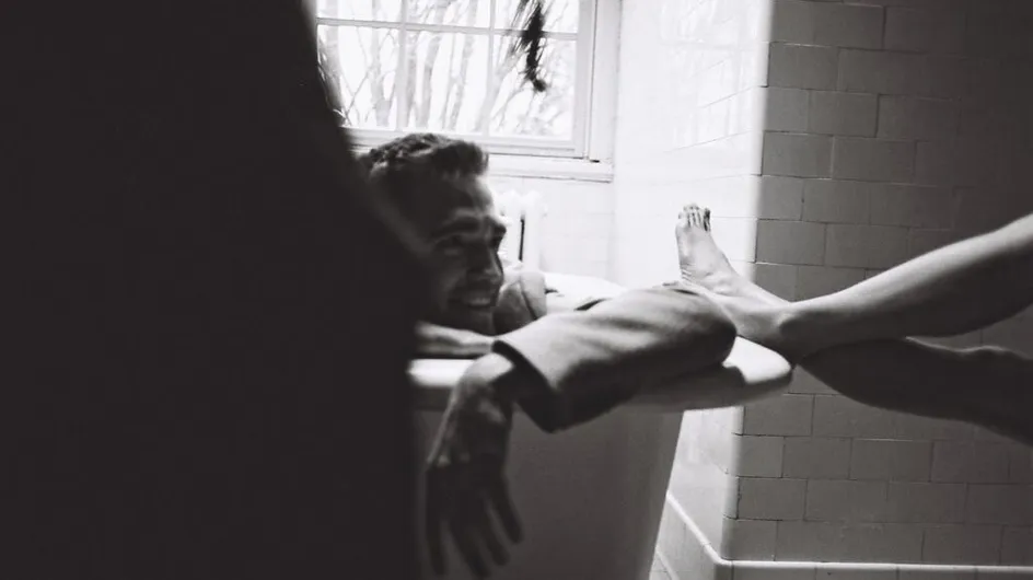 Robert Pattinson : Tout sourire dans une baignoire (photo)