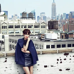 Alexa Chung posa para Mytheresa