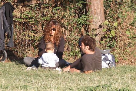 Penélope Cruz y Javier Bardem paseando con su hijo