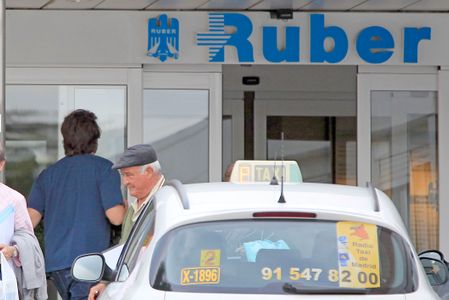 Javier Bradem entrando en la clínica Ruber