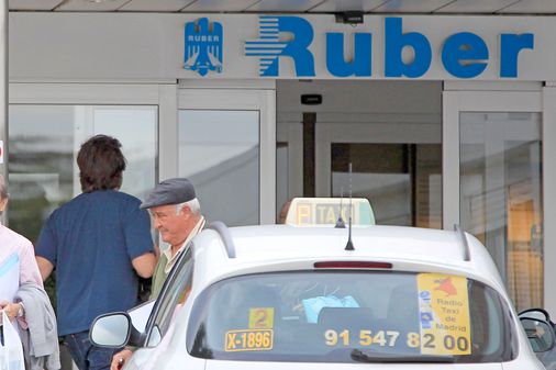Javier Bradem entrando en la clínica Ruber
