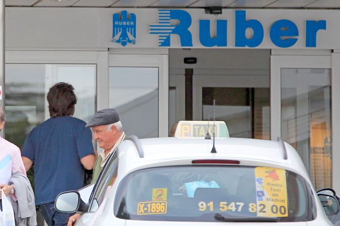 Javier Bradem entrando en la clínica Ruber