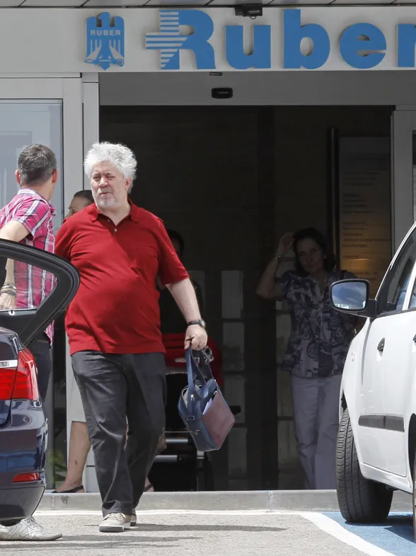 Almodóvar, Pilar Bardem y Mónica Cruz visitan al bebé de Penélope
