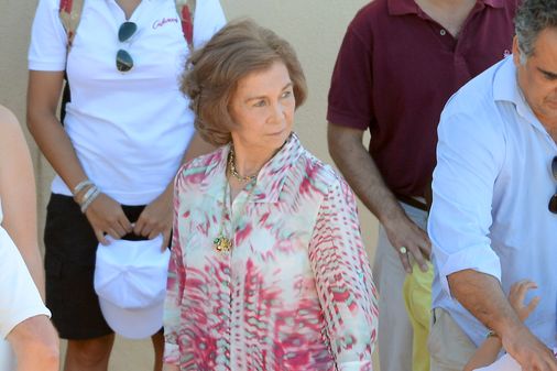 La reina Sofía con su bolso
