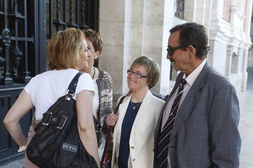 Ángela llegando al Ayuntamiento de Valladolid con sus padres