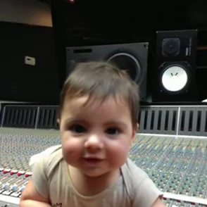 Shakira se lleva a su hijo Milan al estudio de grabación