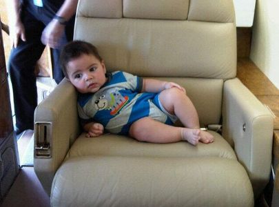 Milan en el asiento preparado para volar