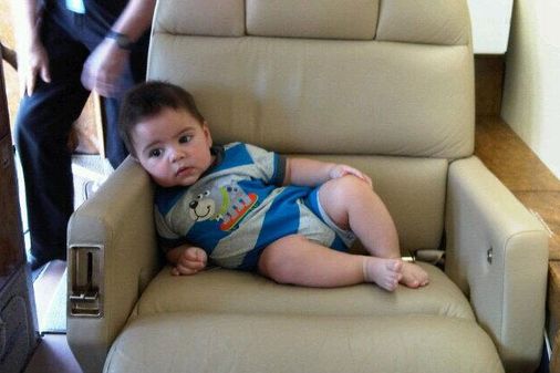 Milan en el asiento preparado para volar