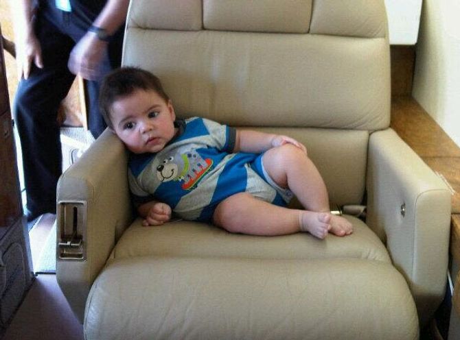 Milan en el asiento preparado para volar