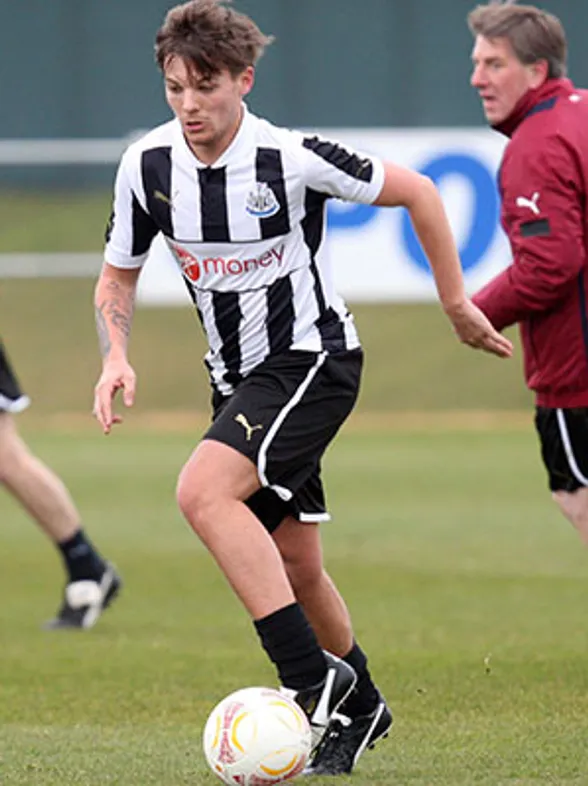 Louis Tomlinson sparks One Direction split rumours as he's signed by Doncaster Rovers