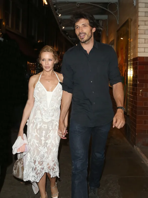 Andrés Velencoso y Kylie Minogue desmienten rumores de crisis paseando por Londres