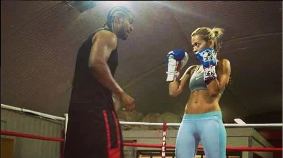 Rita Ora : Des abdos en béton grâce à la boxe (Vidéos)