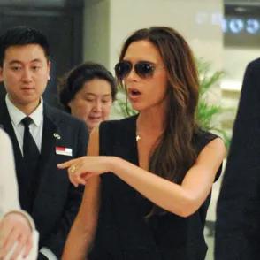 Victoria Beckham acude al colegio de su hijo en helicóptero