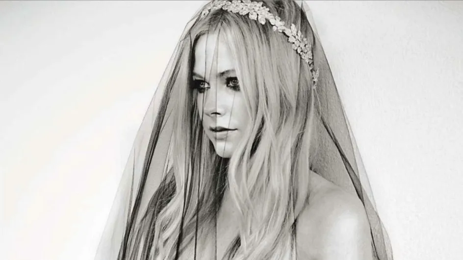Avril Lavigne : Vamp gothique dans le Glamour Italie