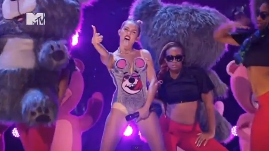 Miley Cyrus : A moitié nue pour les MTV Awards 2013 (photos et vidéo)