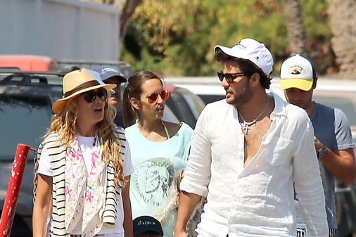 Paulina Rubio con su hijo Andrea y su nueva pareja Gerardo Bazúa