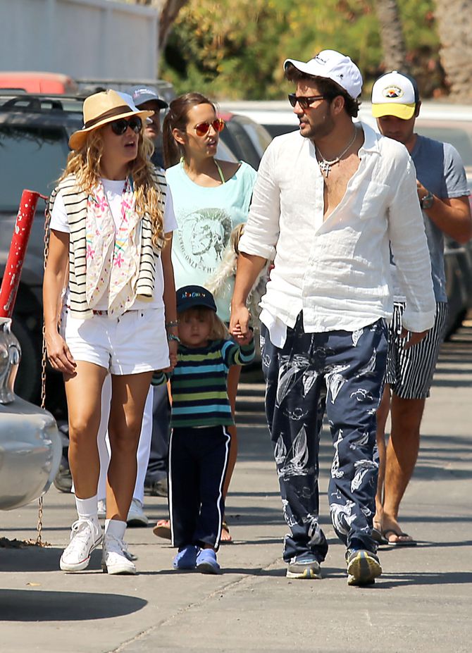 Paulina Rubio con su hijo Andrea y su nueva pareja Gerardo Bazúa