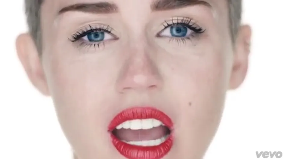 Miley Cyrus : Nue dans son nouveau clip Wrecking Ball (video)