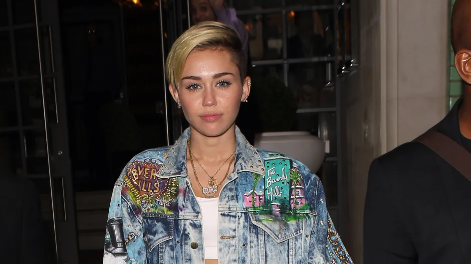 Miley Cyrus assure en look 90's