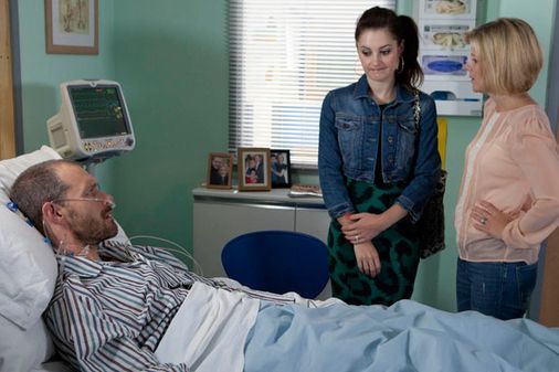 Kylie goes to see Nick at the hospital