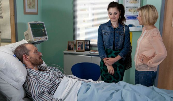 Kylie goes to see Nick at the hospital