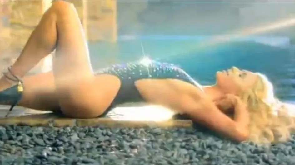 Paris Hilton : Paillettes et bikini dans son nouveau clip "Good Time" (Vidéo)