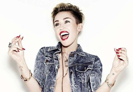Miley Cyrus veut prouver que les cheveux courts et les petits seins sont sexy !