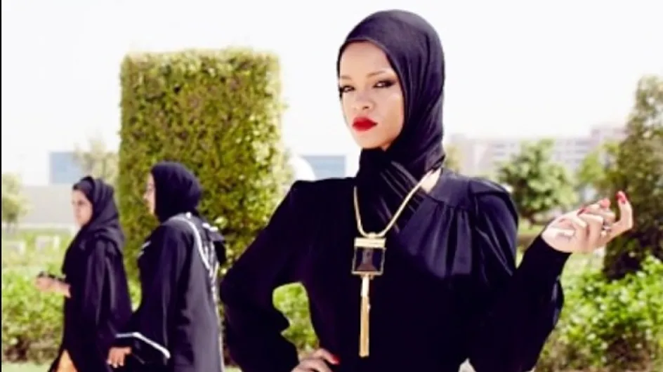 Rihanna : Voilée devant une mosquée (Photos)