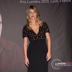Mélanie Laurent sublime après bébé en robe Burberry