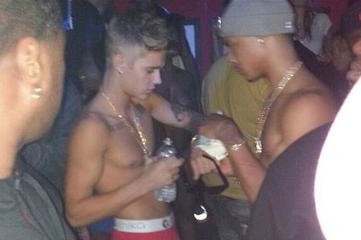 Justin Bieber en un club de striptease
