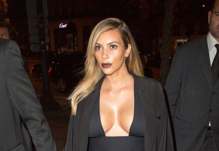 Kim Kardashian : Tous seins dehors pour son anniversaire (photos)