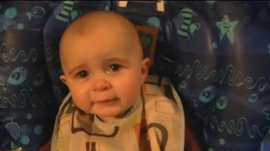 Un bébé ému aux larmes en écoutant sa maman chanter (Vidéo)