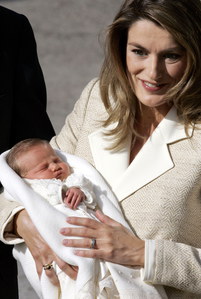 La princesa Letizia presenta a su hija Leonor