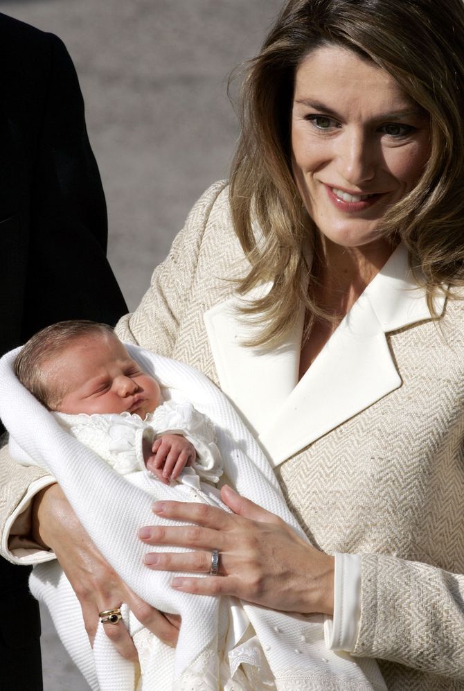 La princesa Letizia presenta a su hija Leonor