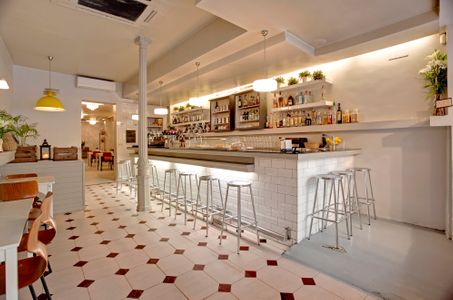 Entrada al gastrobar Clarita