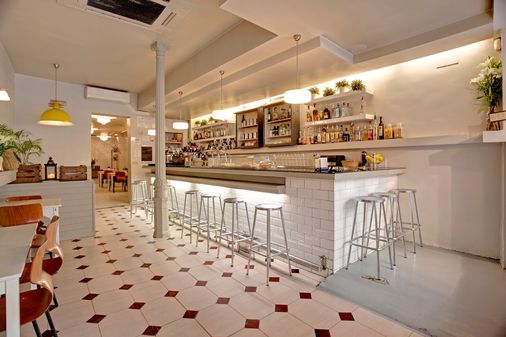 Entrada al gastrobar Clarita