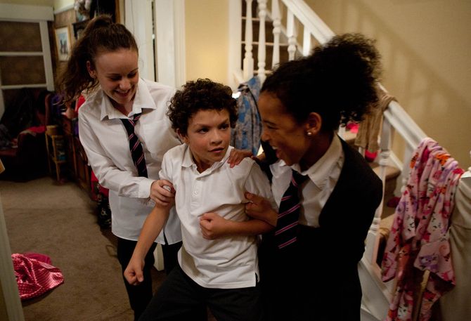 Grace asks Faye to help her to bully Simon