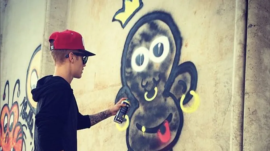 Justin Bieber : Accusé de vandalisme après avoir tagué un mur de Rio (Photos)
