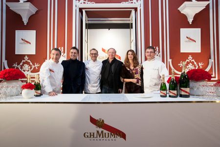 Los cocineros juntos con sus anfitriones de honor: Pepe Ribargorda, Ana García Siñeriz y José CARLOS cAPEL