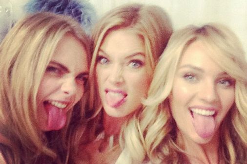Doutzen Kroes imita con Angel Candice a Cara Delevigne