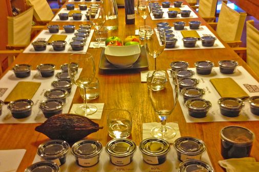 Mesa preparada para la cata de chocolate