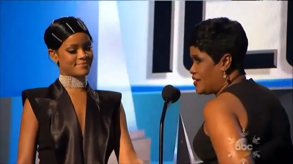 American Music Awards : Rihanna et sa mère émues sur scène (Vidéo)