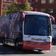 Avortement : Un bus anti-IVG couvert de photos gores choque l'Espagne