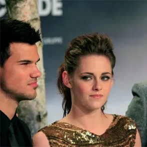 Taylor Lautner spotted leaving Kristen Stewart’s house in the early hours of the morning?