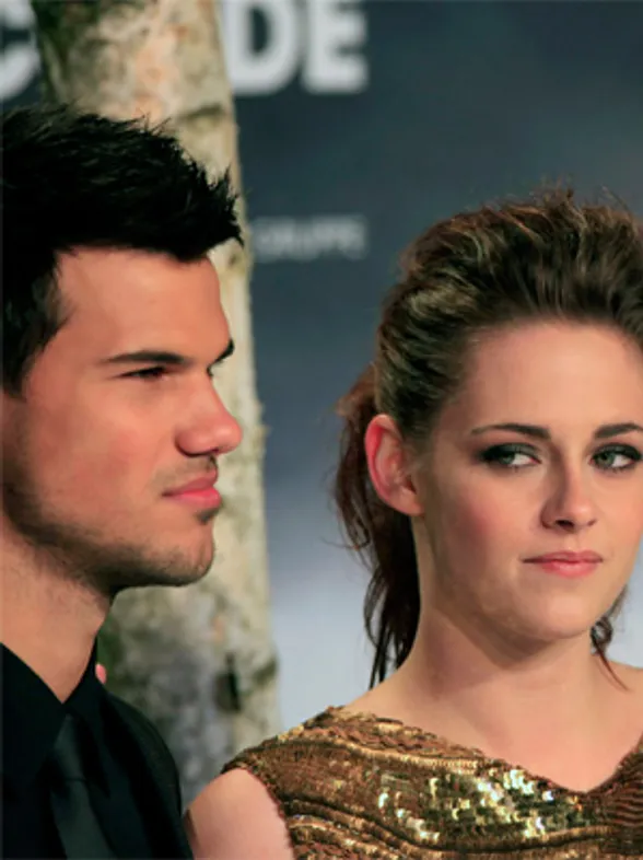 Taylor Lautner spotted leaving Kristen Stewart’s house in the early hours of the morning?